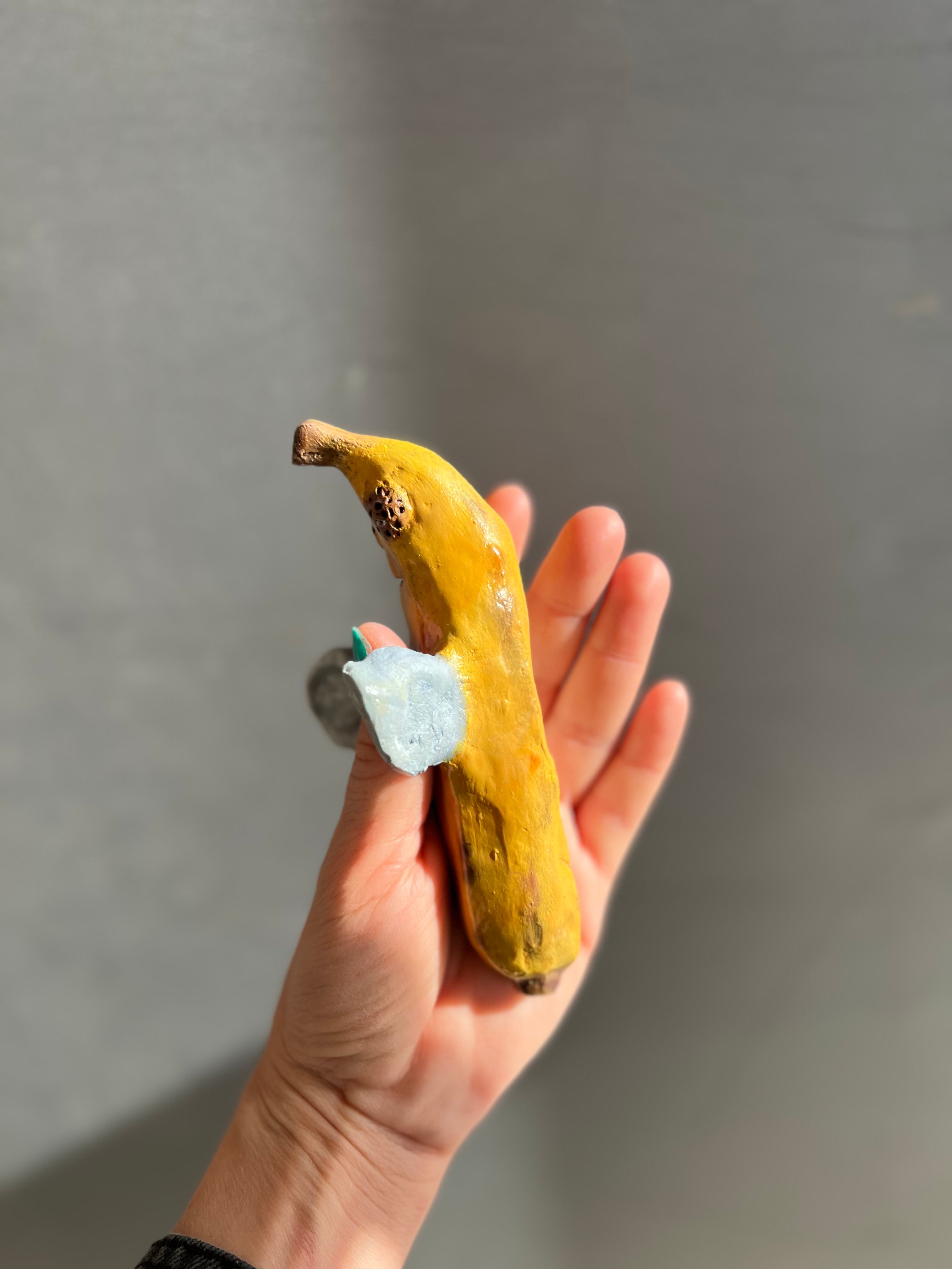 Håndlavet vægophæng i keramik | Bananflue | Anette Zimmerlund