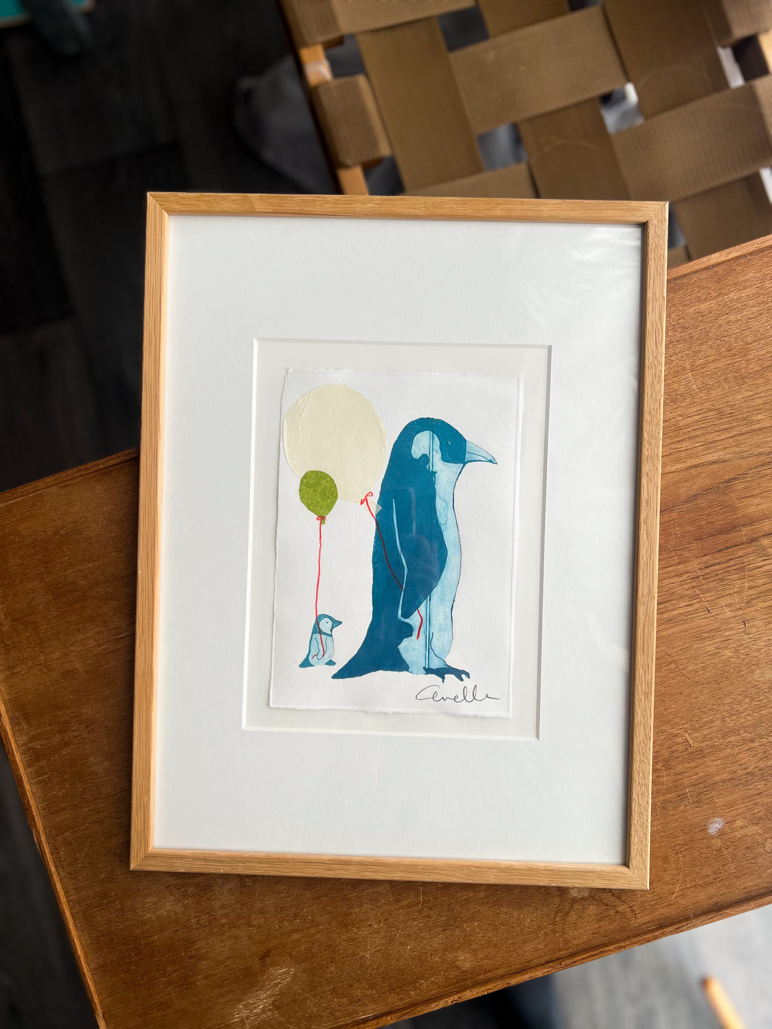 Håndlavet collografi | Pingvin & unge med gul og grøn ballon | Anette Zimmerlund