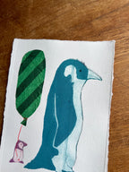 Håndlavet collografi | Pingvin & unge med grøn ballon | Anette Zimmerlund