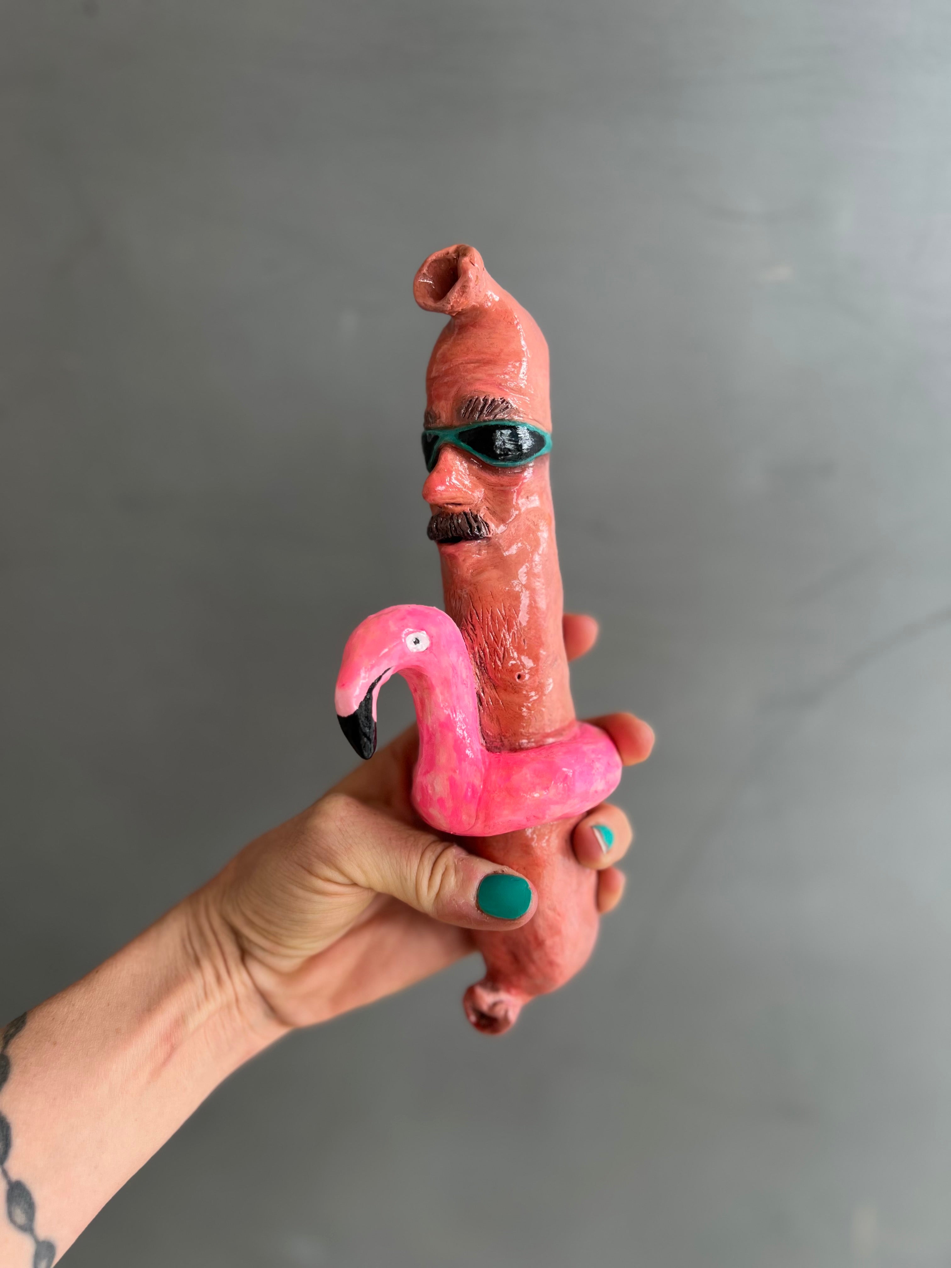 Håndlavet vægophæng i keramik | Pool-party-pølse med flamingo | Zimmerlund