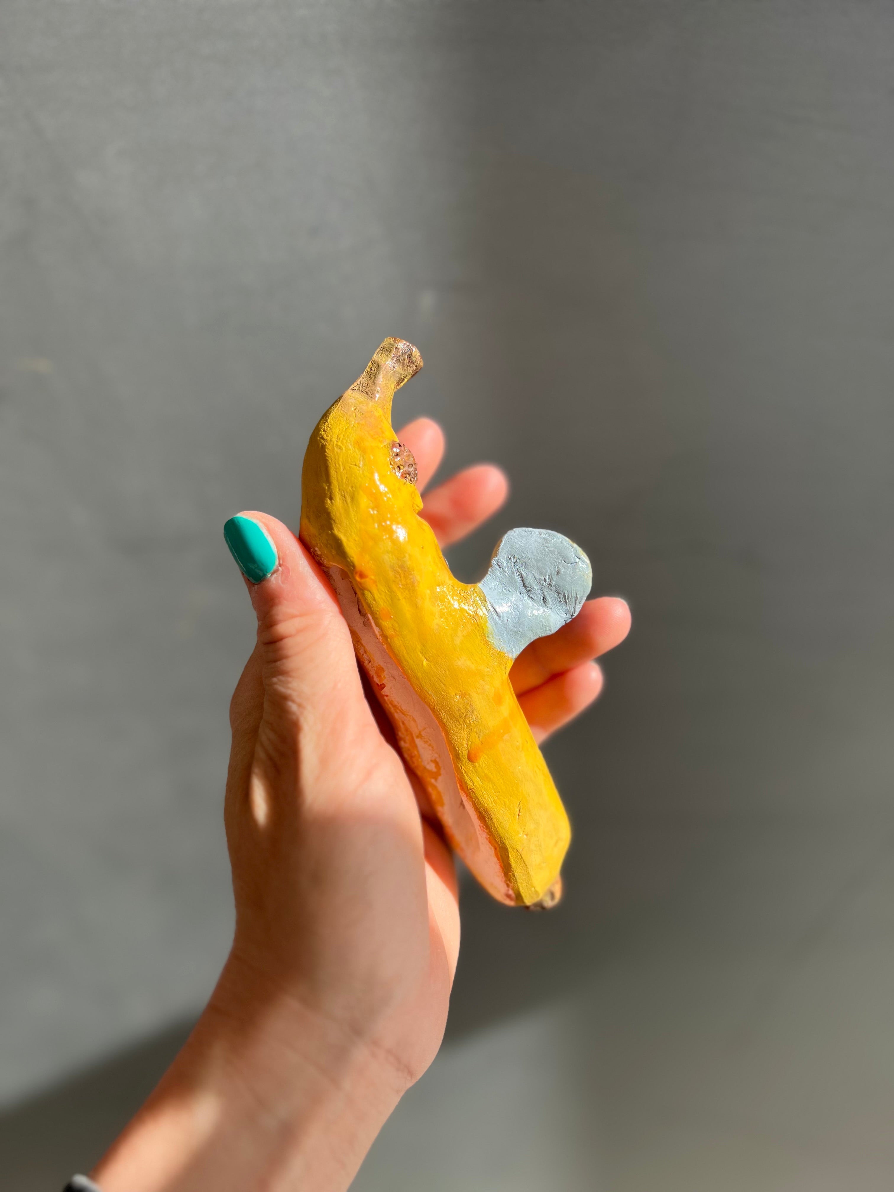 Håndlavet vægophæng i keramik | Bananflue | Anette Zimmerlund