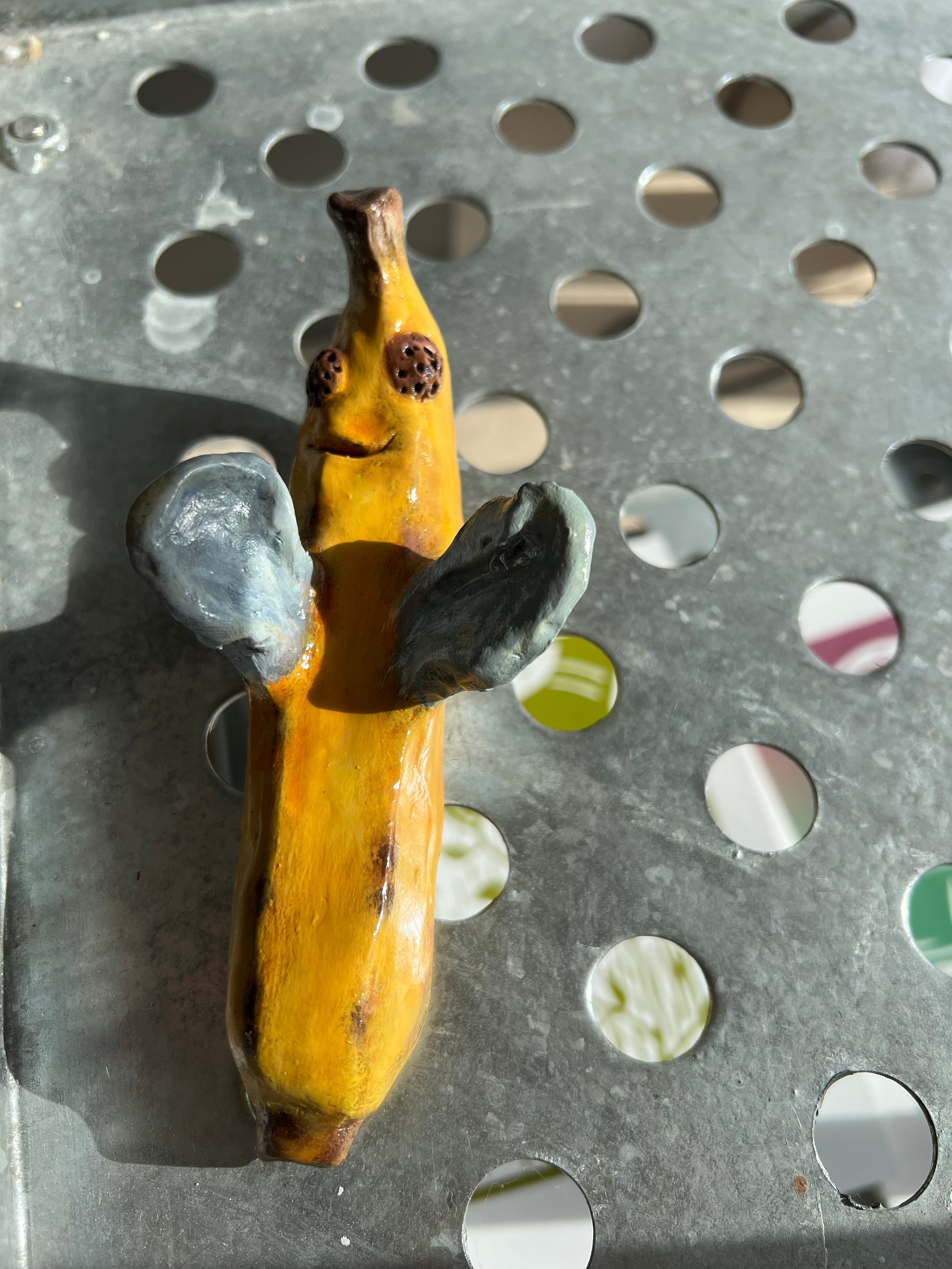 Håndlavet vægophæng i keramik | Bananflue | Anette Zimmerlund