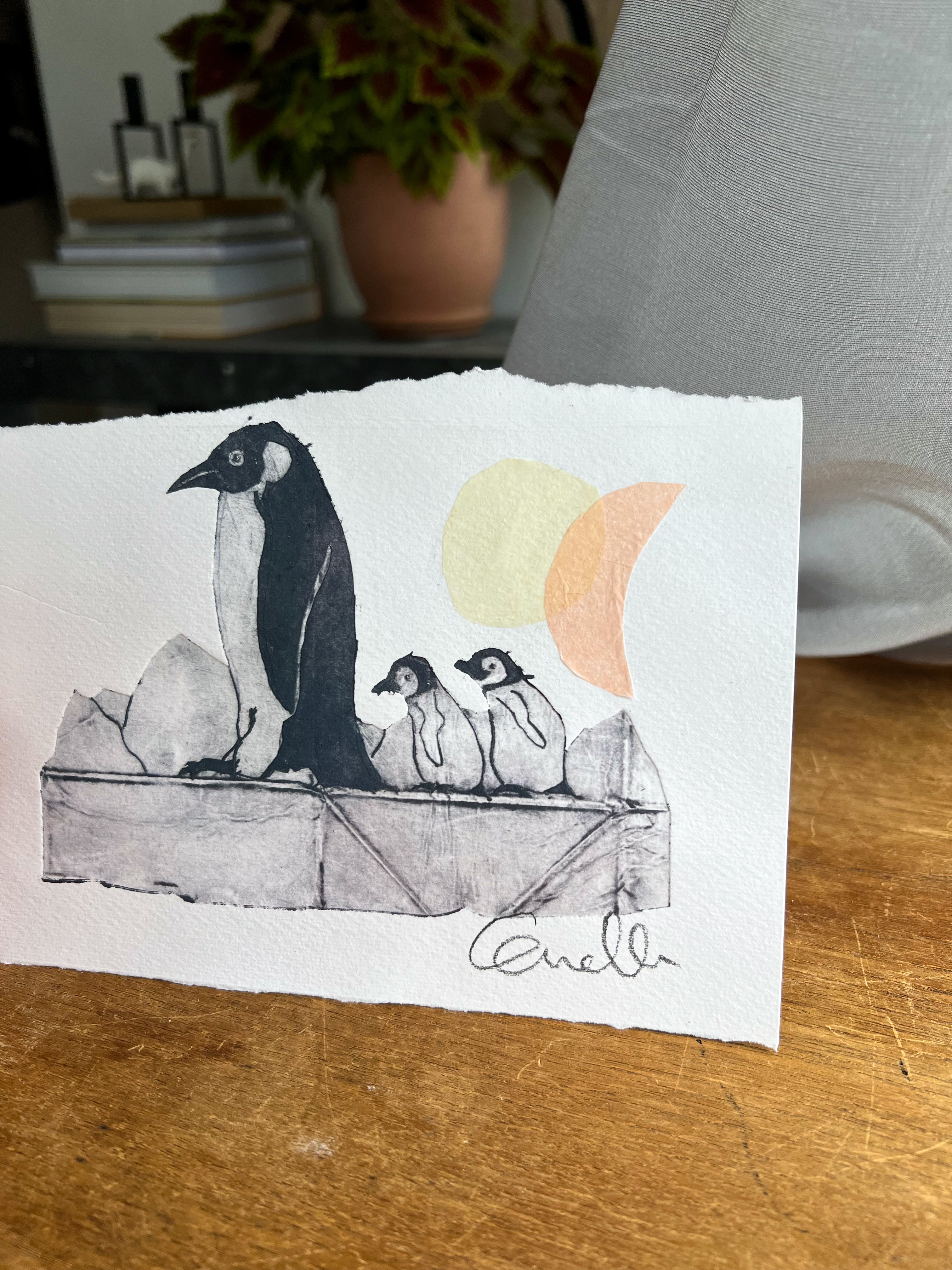 Håndlavet collografi | Pingvin med unger, måne og sol | Anette Zimmerlund