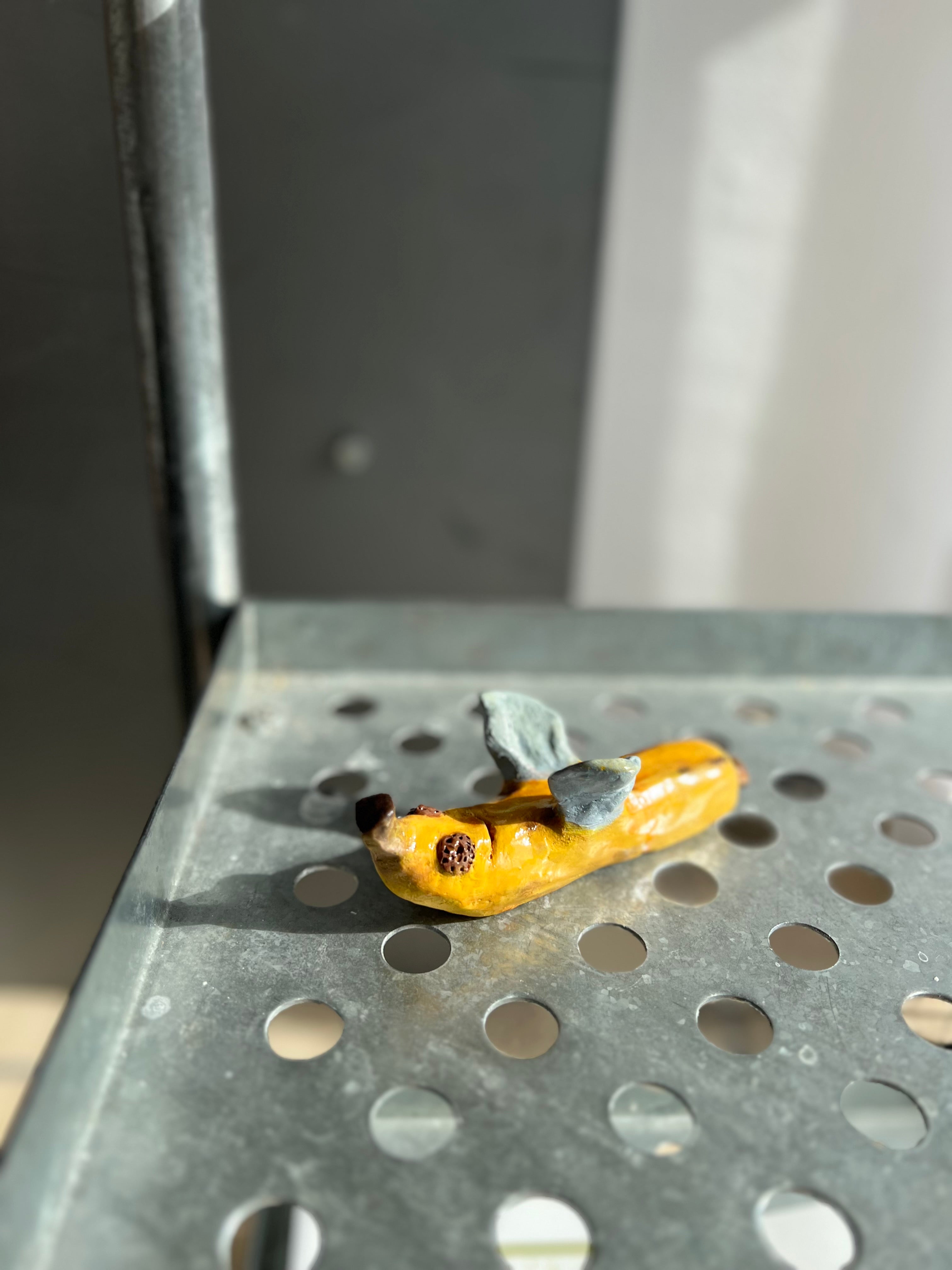 Håndlavet vægophæng i keramik | Bananflue | Anette Zimmerlund