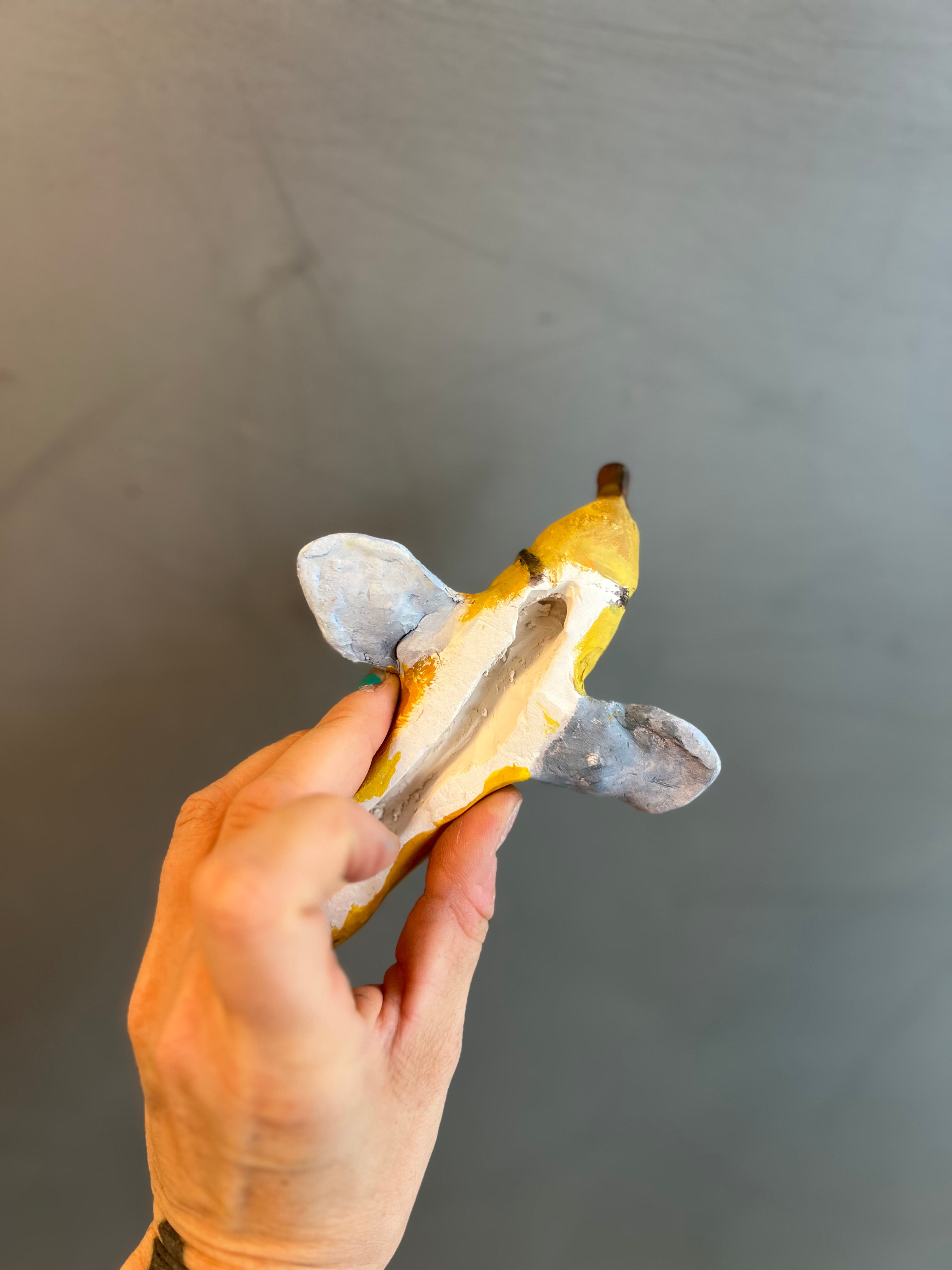 Håndlavet vægophæng i keramik | Bananflue | Anette Zimmerlund