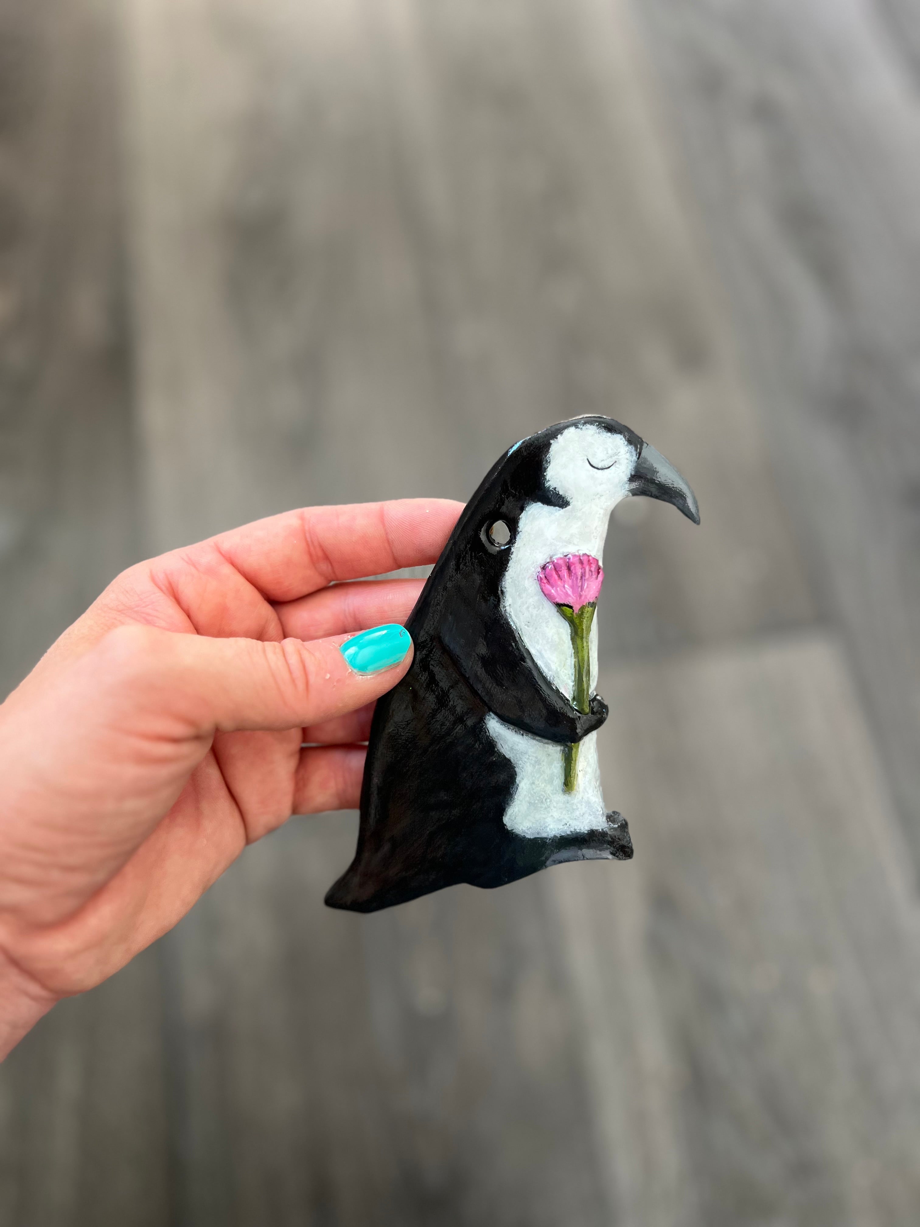 Håndlavet Keramik | Pingvin med blomst | Anette Zimmerlund
