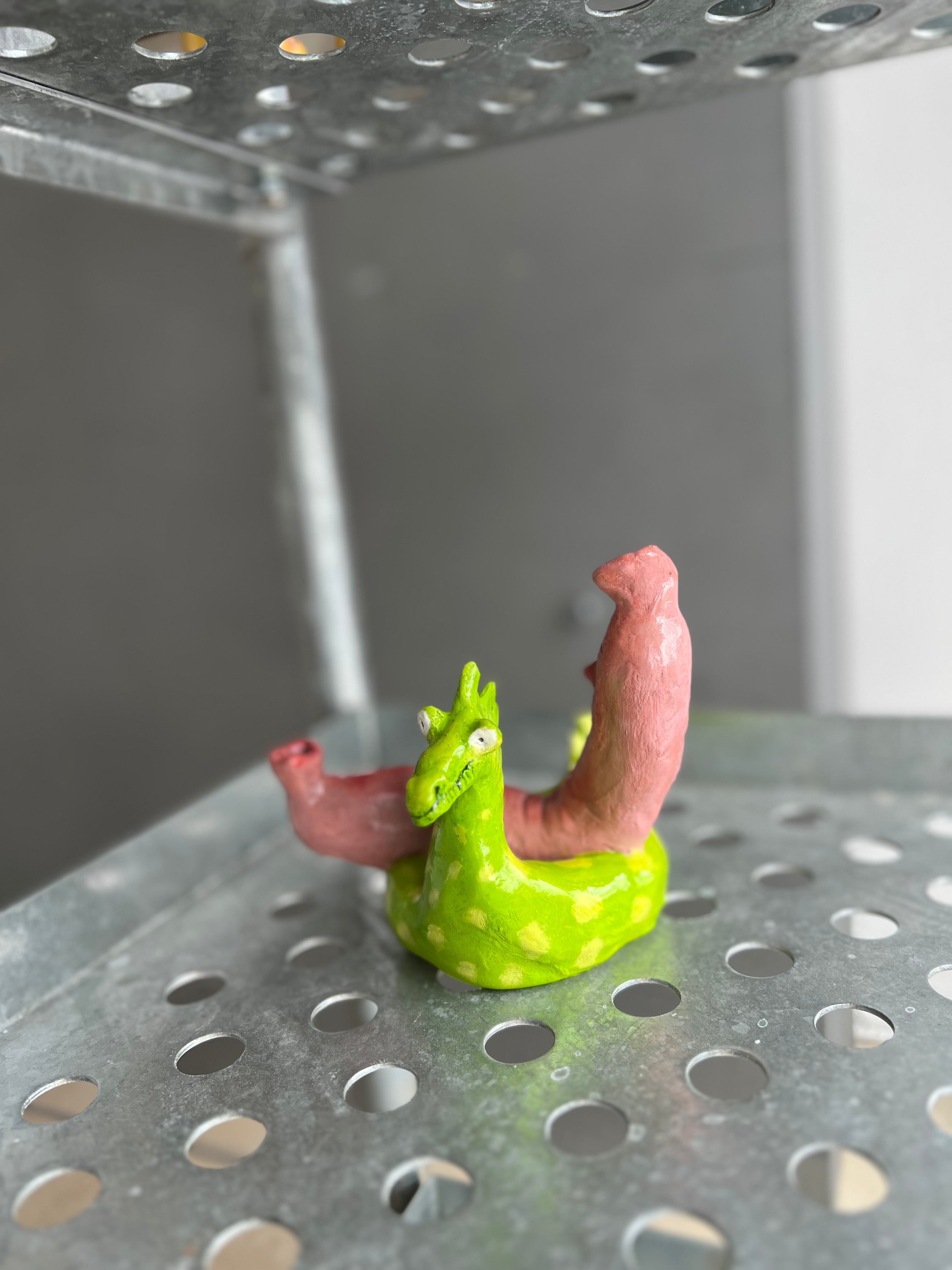 Keramikskulptur | Pool-party-pølse med grøn dragebadering | Zimmerlund