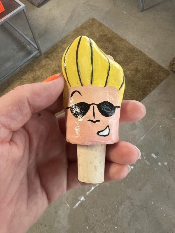 Vinprop i ler med titlen “Johnny Bravo”