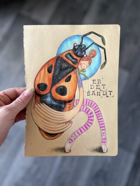 Mixed media med titlen “Pigen, der kom til at tro på alt det, billen hviskede hende i øret”