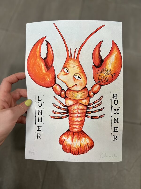 Kunstplakat med titlen “Lummer Hummer”