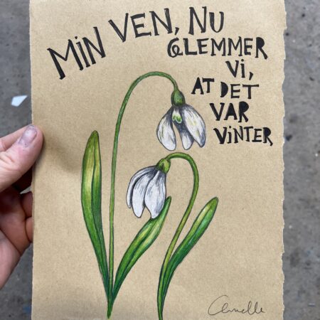 Mixed media med titlen “Min ven, nu glemmer vi, at det var vinter”