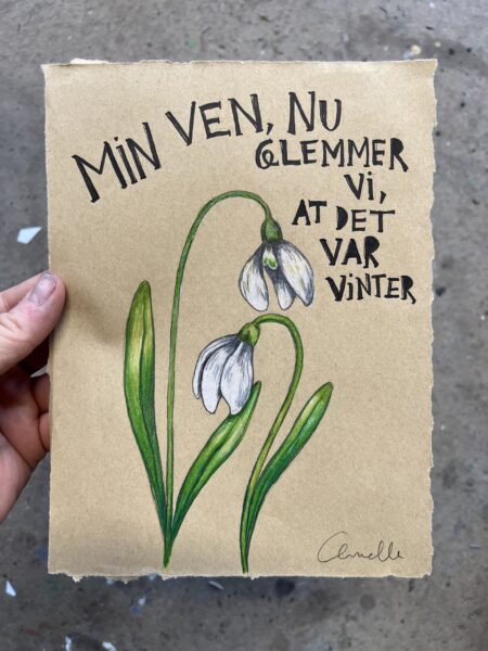 Mixed media med titlen “Min ven, nu glemmer vi, at det var vinter”