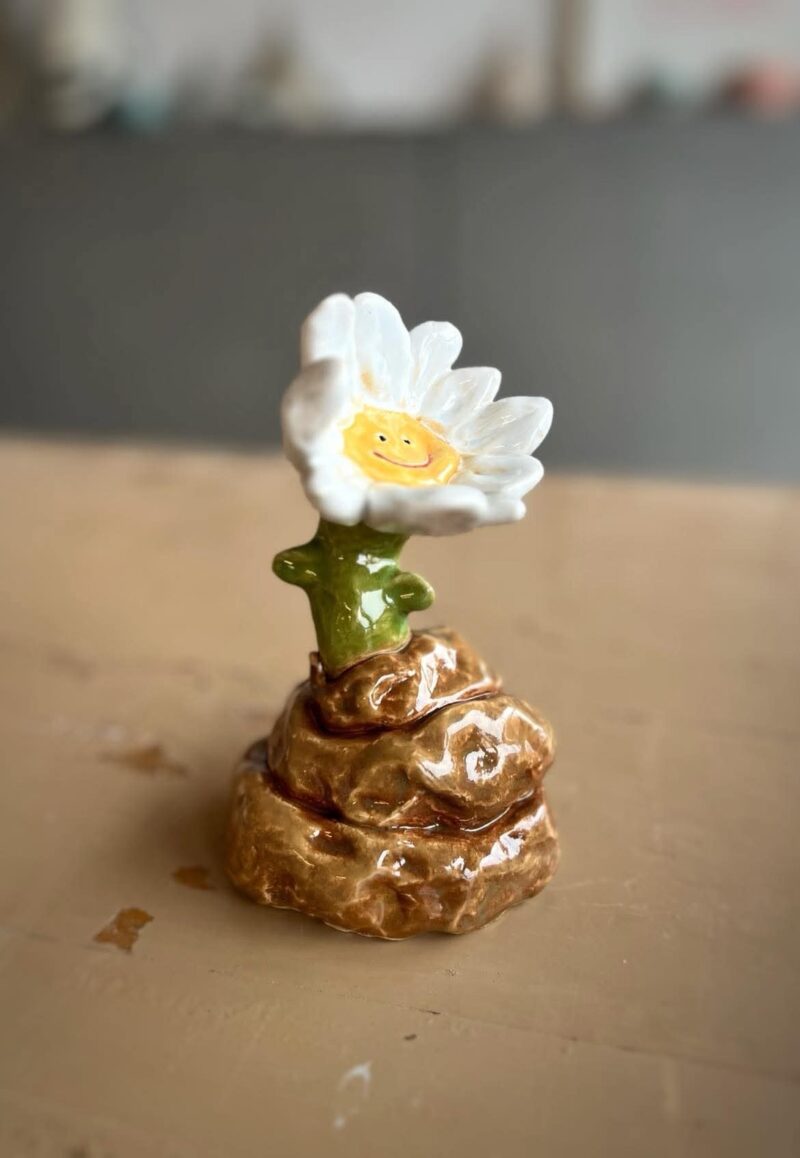 Blomst i lort er en keramik og stentøjsfigur