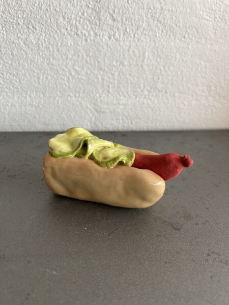 Hotdog i keramik med titlen "En 1/2 Hotdog"