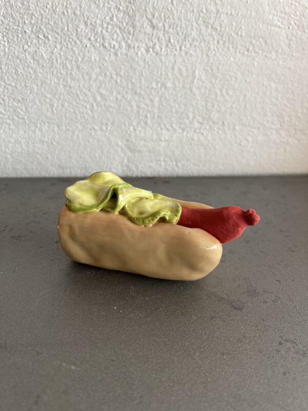 Hotdog i keramik med titlen "En 1/2 Hotdog"