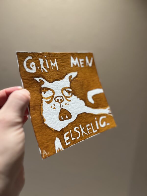 “Grim, men elskelig - Kat", 15*15 cm. - Image 2