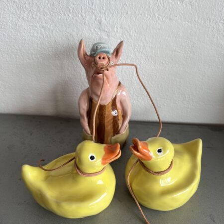 Keramikfigur i stentøj med titlen "Finn med to n'er"