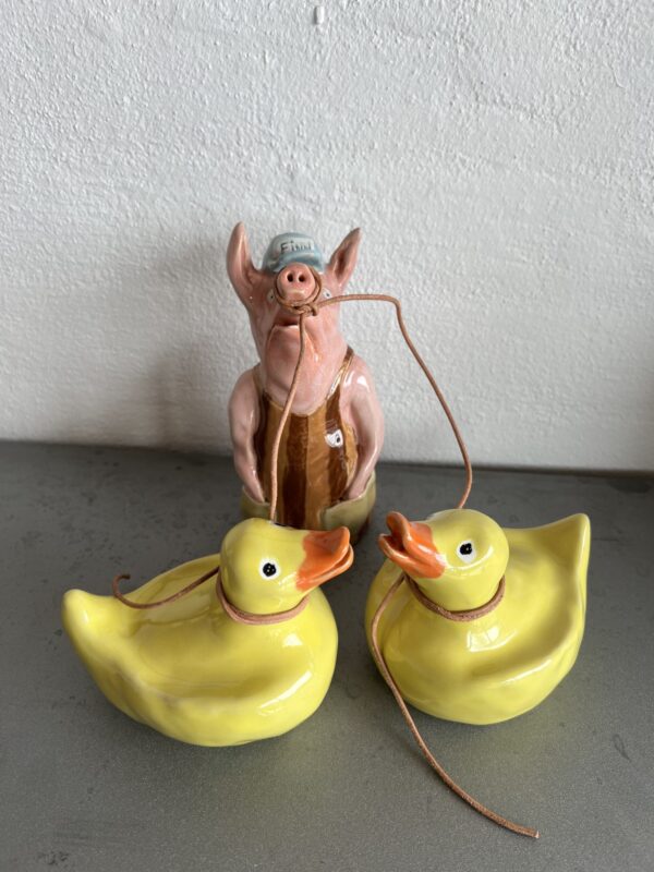 Keramikfigur i stentøj med titlen "Finn med to n'er"