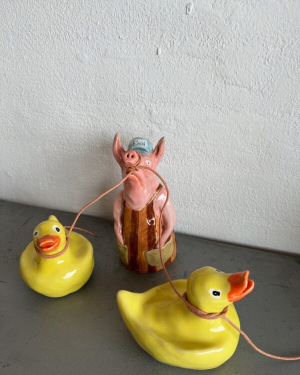 Finn med to n'er, keramikskulptur - Image 3