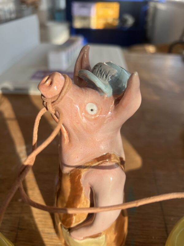 Finn med to n'er, keramikskulptur - Image 4