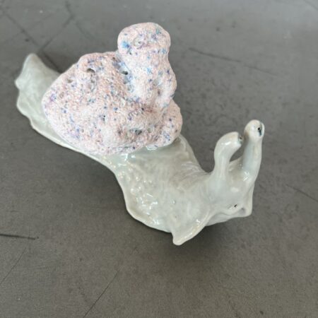 Keramikfigur snegl med titlen "Sneglefart, drømmende og sart"