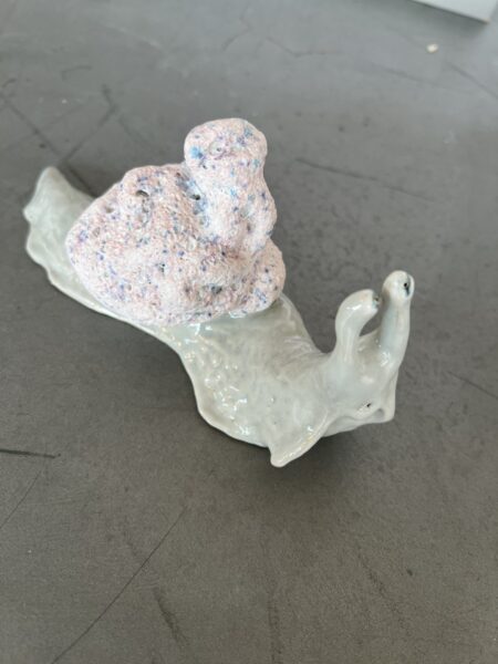 Keramikfigur snegl med titlen "Sneglefart, drømmende og sart"
