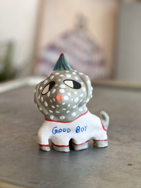 Keramikskulptur med titlen Good Boy