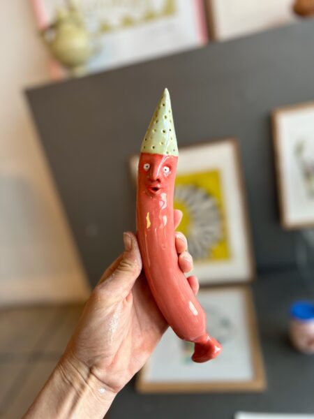 Partypølse med partyhat - vægophæng i keramik