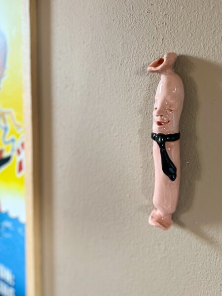 Partypølse med slips - vægophæng i keramik