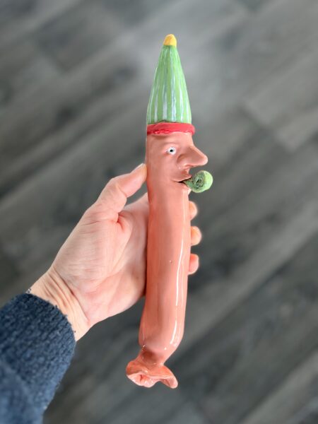 Partypølse med hat og party blower - vægophæng i keramik
