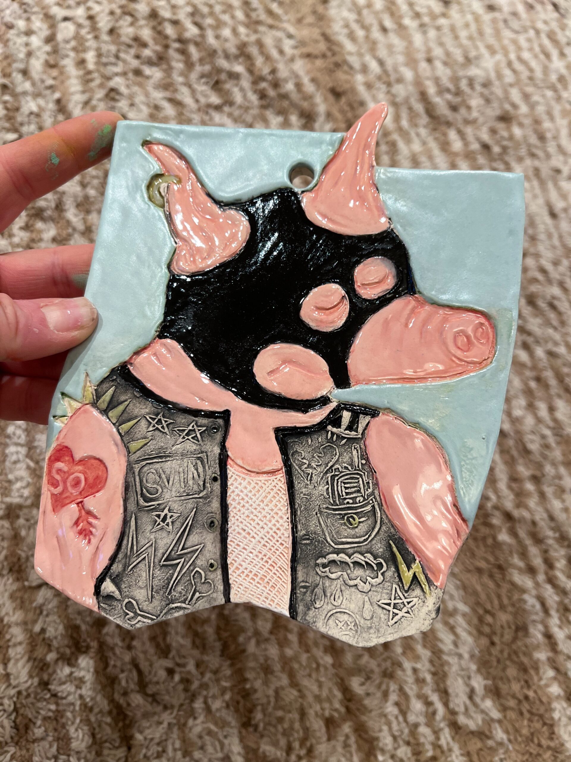 Dumt Svin - vægophæng i keramik - Billede 2