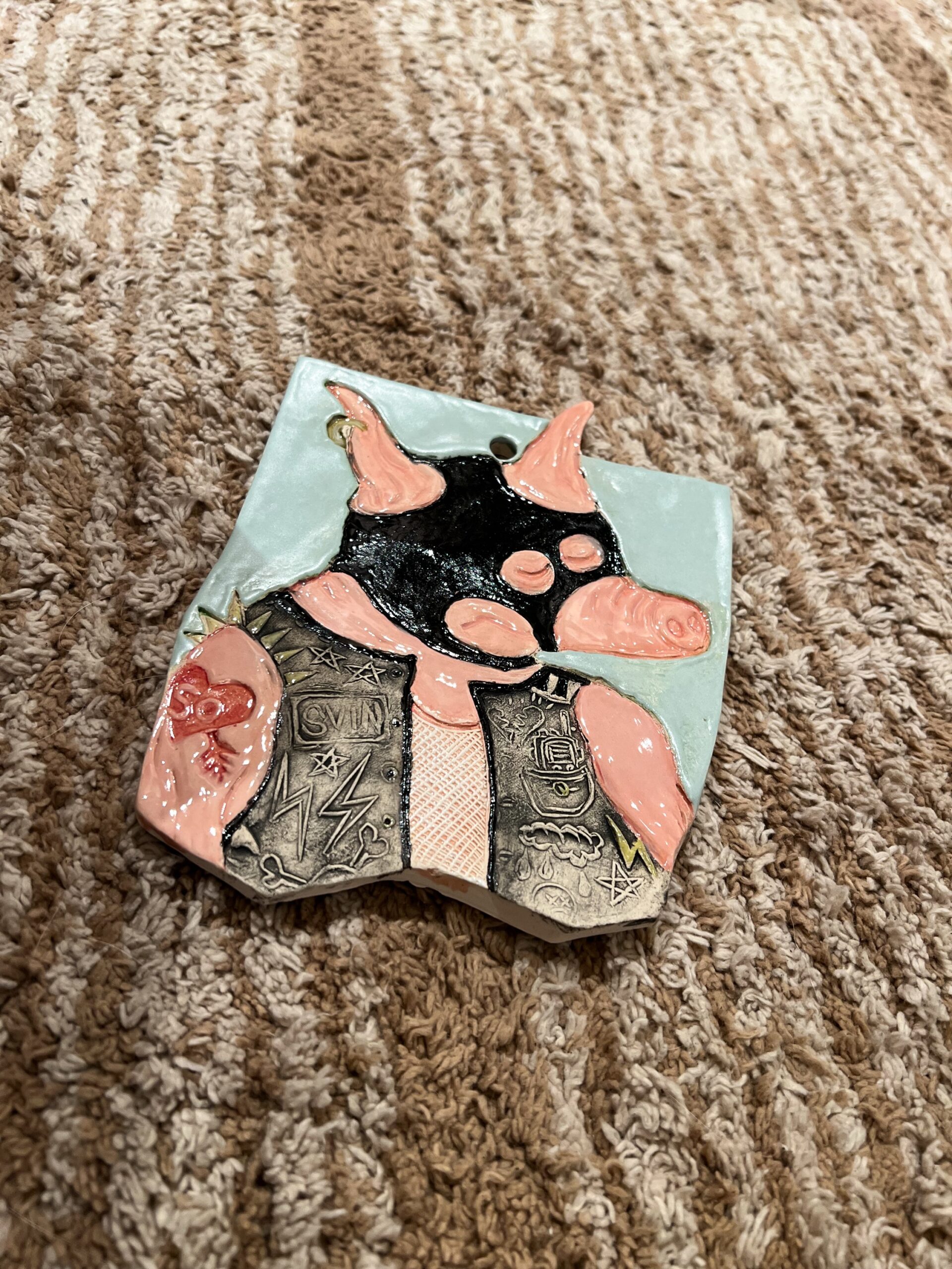 Dumt Svin - vægophæng i keramik