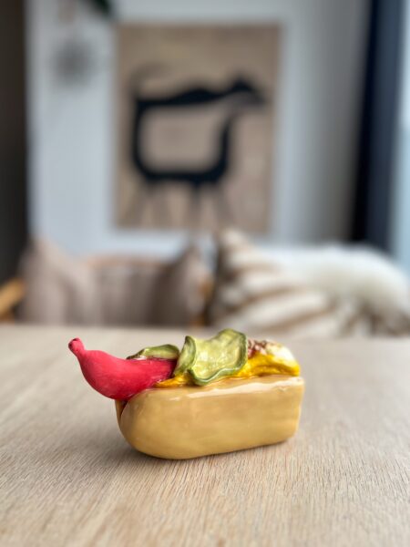 Hotdog - skulptur i keramik