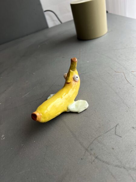 Bananflue - skulptur i keramik
