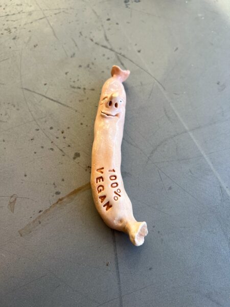 Party-Pølse, Veganer - skulptur i keramik