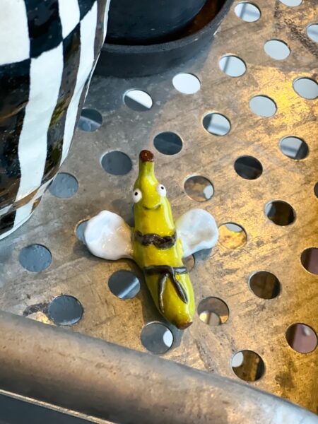 Bananflue - skulptur i keramik